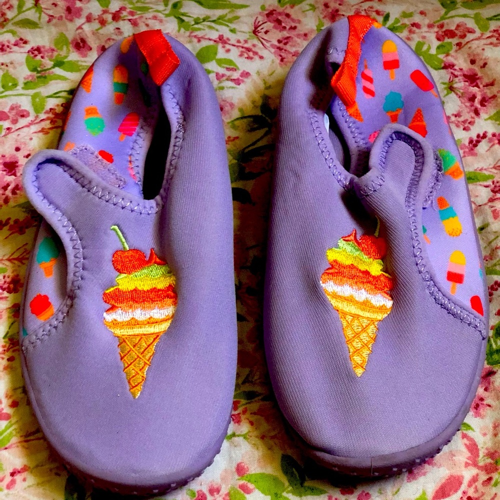 NEW Girls Water Shoes
